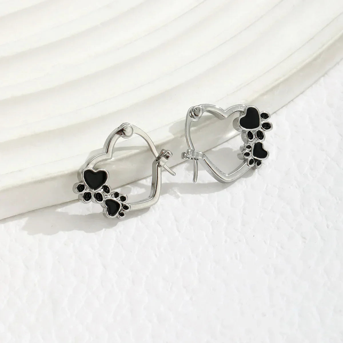 Huggie earrings with heart and black enamel