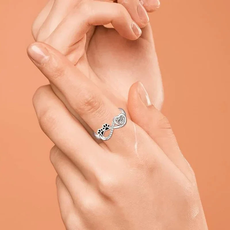 Heart-shaped cubic zirconia ring with infinity design