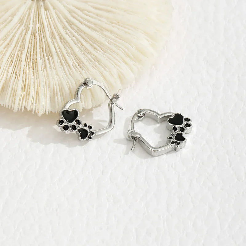 Huggie earrings with heart and black enamel