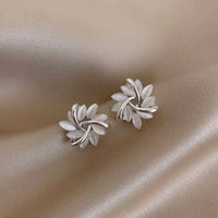 Elegant and exquisite circular opal flower stud earrings in gold